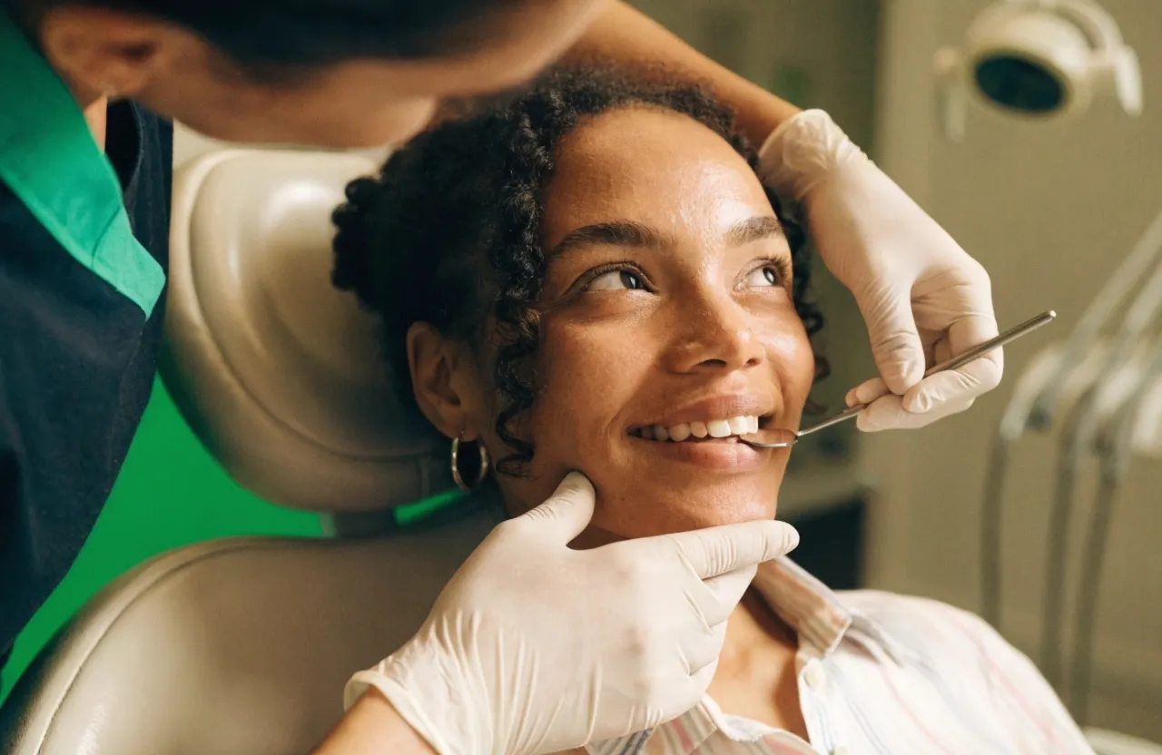Pessoa madura sorrindo com confiança