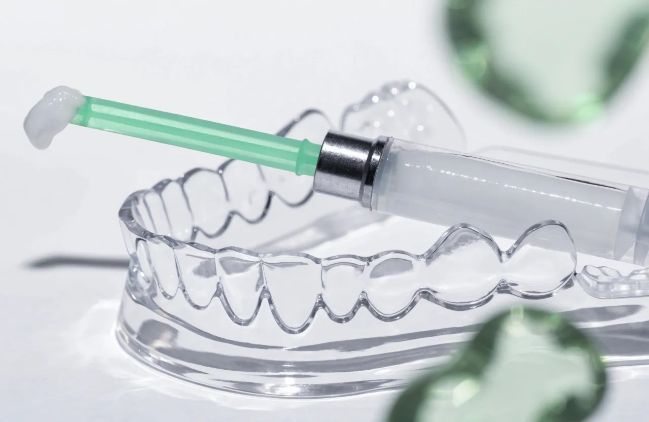 Moldeira e gel de clareamento profissional