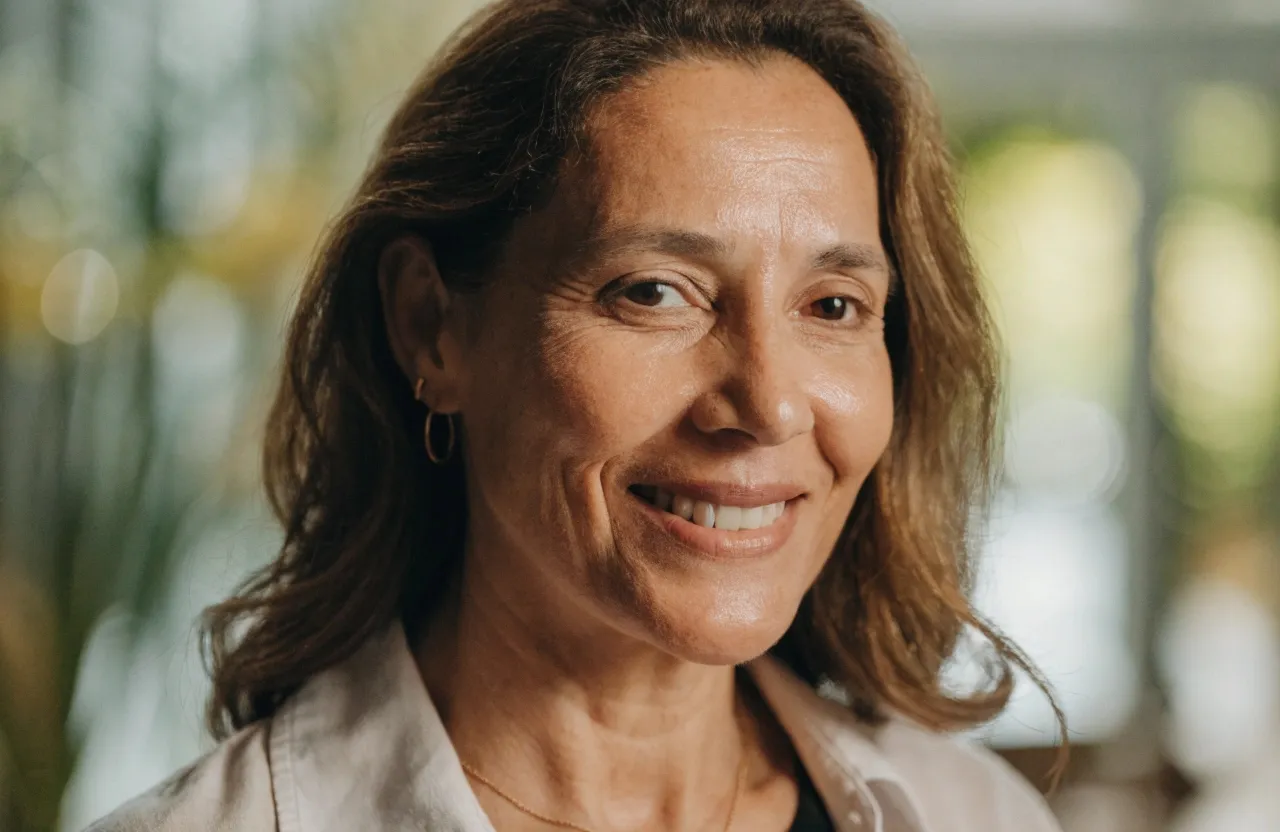 Mulher sorrindo com naturalidade